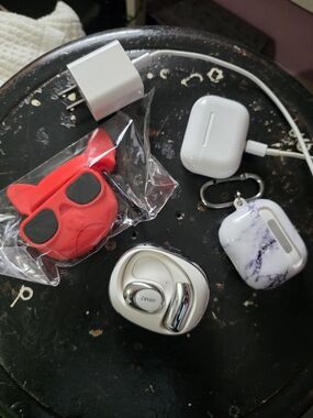MORE Added🤗 2 (Zihnio) Wireless Earbuds, 4 Older Ipods, Apple Chargers & Case!